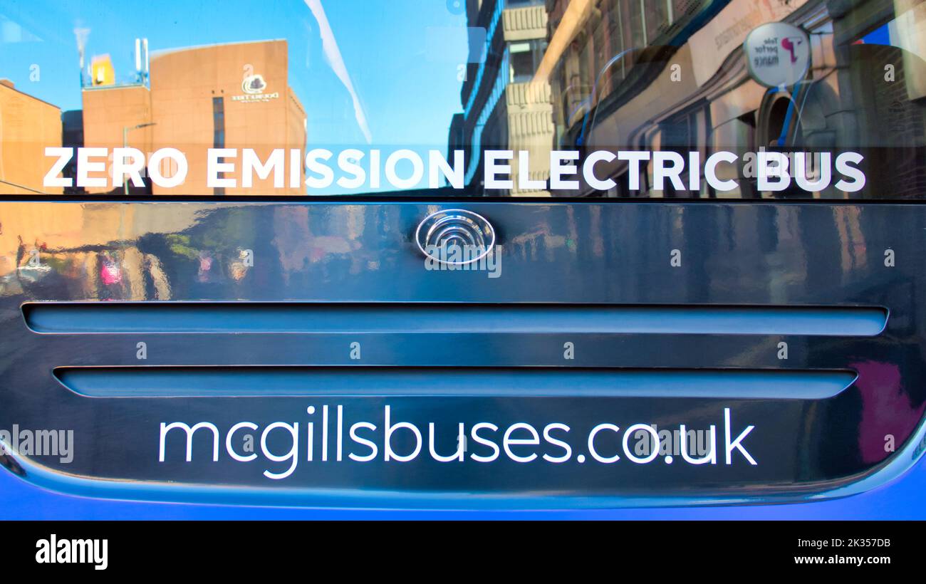 McGills autobus elettrici zero emissioni finestrino posteriore Glasgow, Scozia, Regno Unito Foto Stock