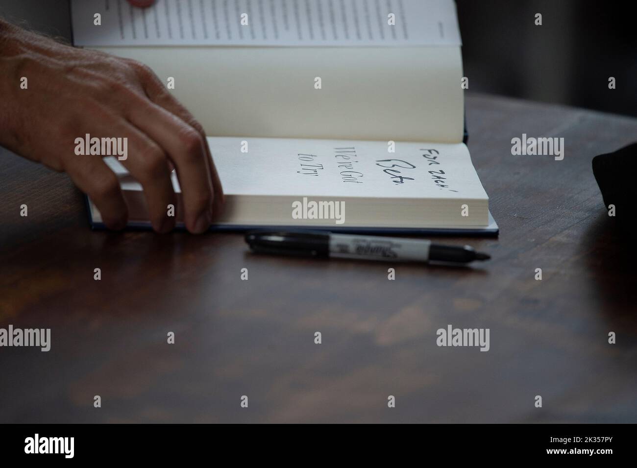 Texas Tribune Festival. 24th Set, 2022. Beto o'Rourke firma libro ''abbiamo da provare: Come la lotta per i diritti di voto rende tutto il resto possibile al Texas Tribune Festival. Austin, Texas. Mario Cantu/CSM/Alamy Live News Foto Stock