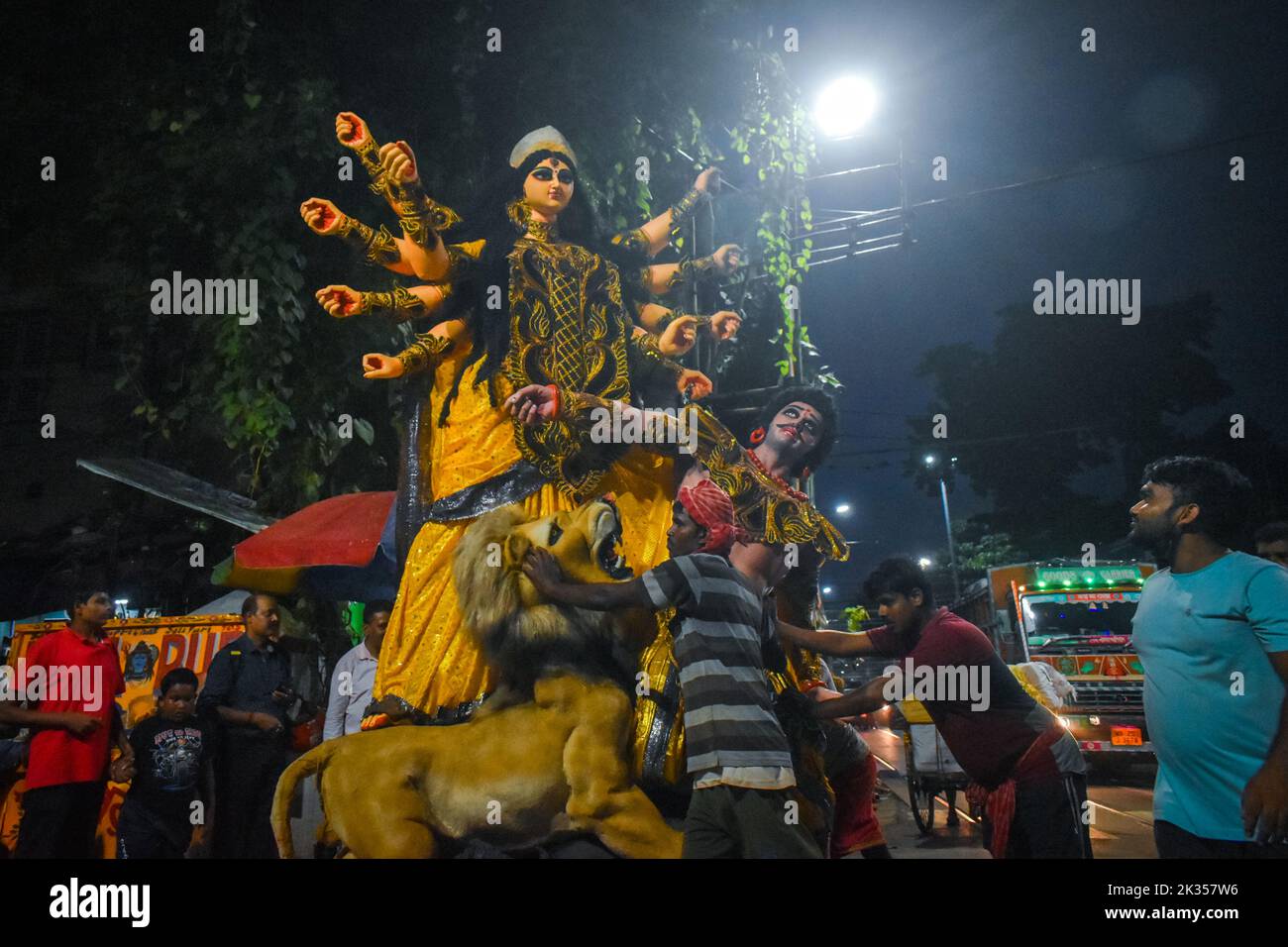 Kolkata, India. 24th Set, 2022. Operai che tirano idoli di Durga, per essere trasportati su un camion a un panda, o una piattaforma temporanea, per il prossimo festival di Durga Puja a Kolkata. (Foto di Sudipta Das/Pacific Press) Credit: Pacific Press Media Production Corp./Alamy Live News Foto Stock