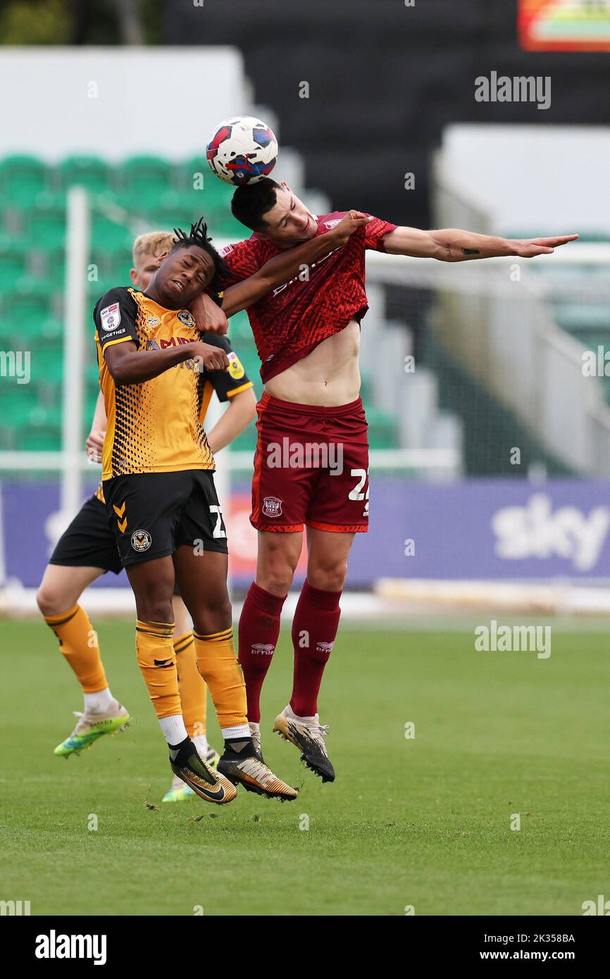 Newport, Regno Unito. 24th Set, 2022. Nathan Moriah-Welsh of Newport County (l) & Jon Mellish of Carlisle Utd (r) in azione. EFL Football League Two match, Newport County contro Carlisle Utd alla Rodney Parade di Newport, Galles, sabato 24th settembre 2022. Questa immagine può essere utilizzata solo per scopi editoriali. Solo per uso editoriale, licenza richiesta per uso commerciale. pic di Andrew Orchard/Andrew Orchard SPORTS photography/Alamy Live News Credit: Andrew Orchard SPORTS photography/Alamy Live News Foto Stock
