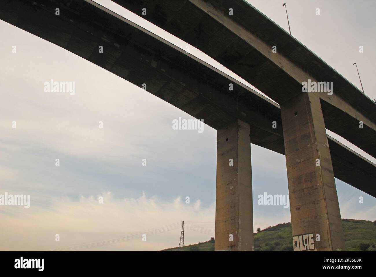 Una vista ad angolo basso di un ponte sull'estuario di Bilbao Foto Stock