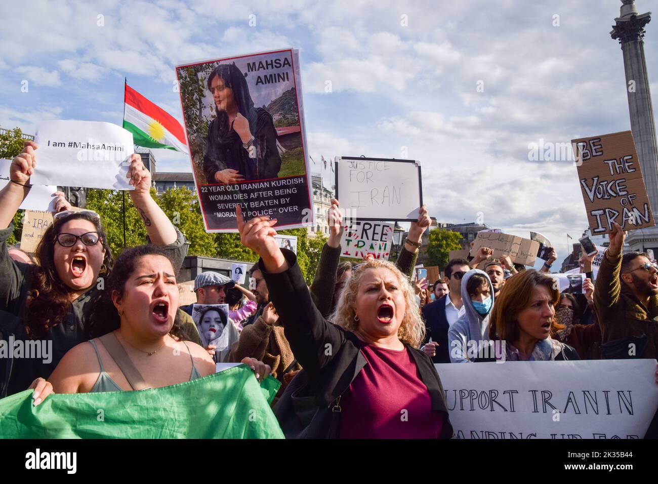 Londra, Regno Unito. 24th Set, 2022. Migliaia di iraniani e altri manifestanti si sono riuniti a Trafalgar Square in risposta alla morte di Mahsa Amini, che è morto sotto custodia della polizia in Iran dopo essere stato detenuto per presunto non aver indossato una sciarpa (hijab) 'correttamente' in pubblico. Credit: Vuk Valcic/Alamy Live News Foto Stock