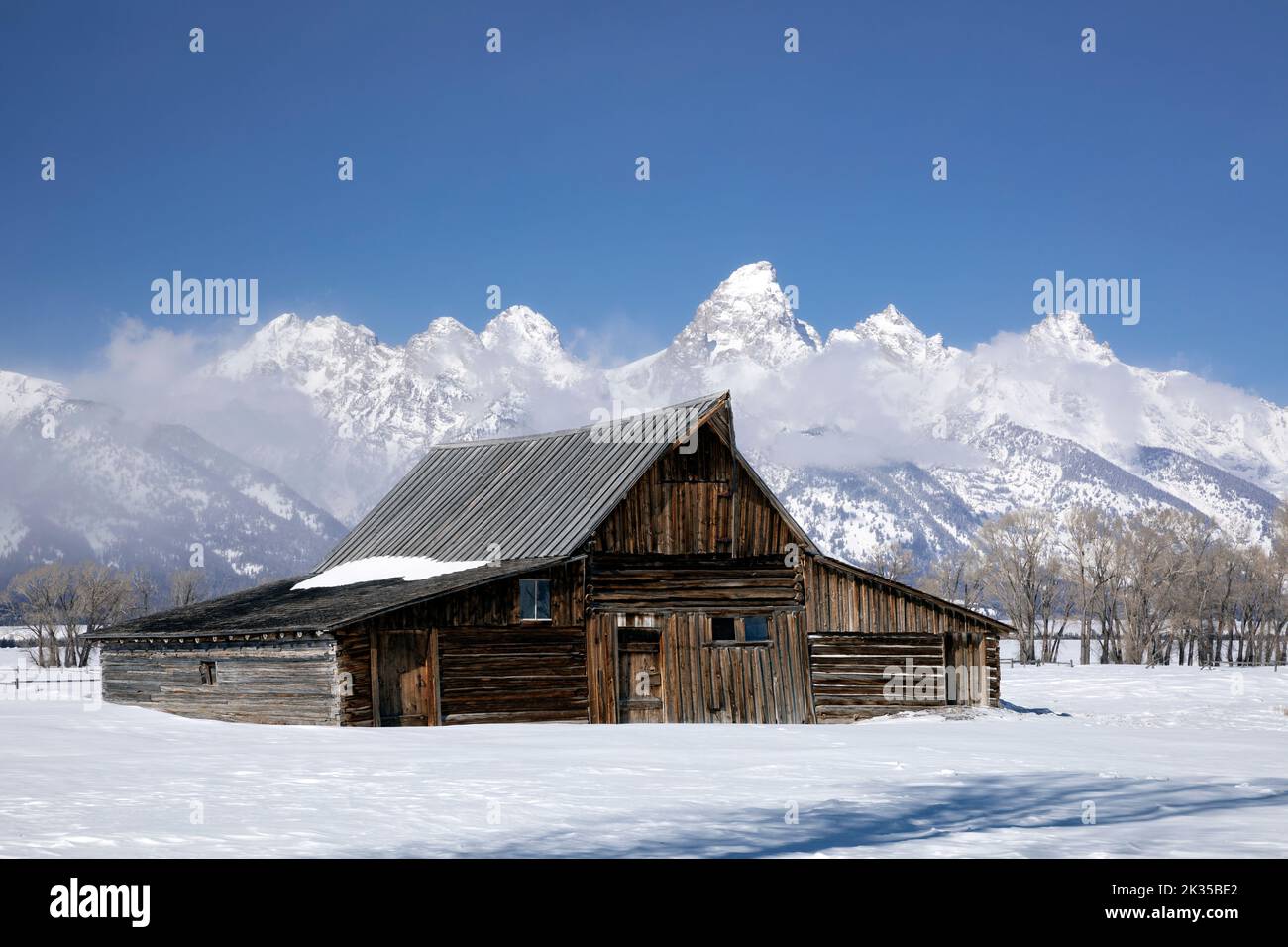 WY05068-00..... WYOMING - Granaio nel quartiere storico di Mormon Row con il Teton Range in inverno, Grand Teton National Park. Foto Stock