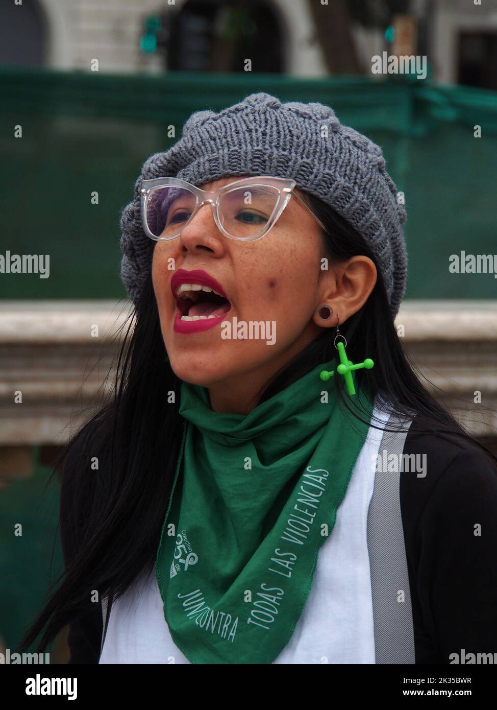 "Insieme contro ogni violenza" può essere letto sulla sciarpa verde di una ragazza femminista quando, nel quadro delle attività per lo sciopero del clima globale, un gruppo di attivisti del movimento cittadino contro il cambiamento climatico (MOCICC) prende per le strade a Lima per chiedere immediato, azioni concrete e ambiziose in risposta all'attuale crisi climatica. Foto Stock