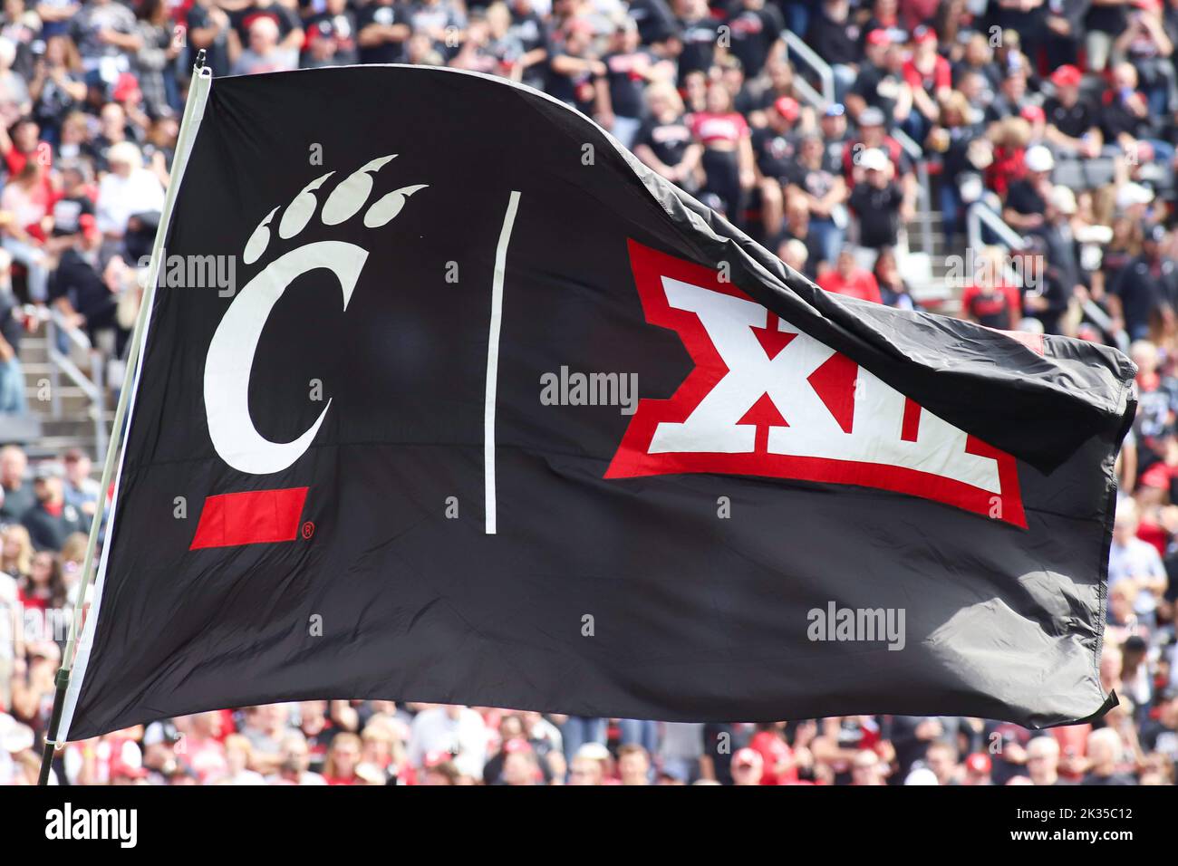Cincinnati, Ohio, Stati Uniti. 24th Set, 2022. Una bandiera con il logo di Cincinnati Bearcats e il logo della Big 12 Conference vola durante una partita di football NCAA tra i Cincinnati Bearcats e gli Indiana Hoosiers al Nippert Stadium di Cincinnati, Ohio. I Bearcats si uniranno ai Big 12 per la stagione 2023. Kevin Schultz/CSM/Alamy Live News Foto Stock