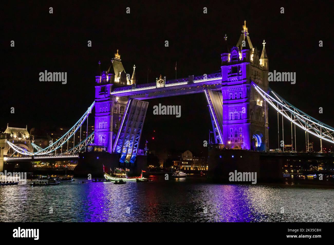 Londra, Regno Unito. 24th settembre 2022. Una scintillante flottiglia che naviga lungo il Tamigi in omaggio al passaggio di sua Maestà la Regina Elisabetta II e all'adesione di Re Carlo III Credit: Stuart Robertson/Alamy Live News. Foto Stock