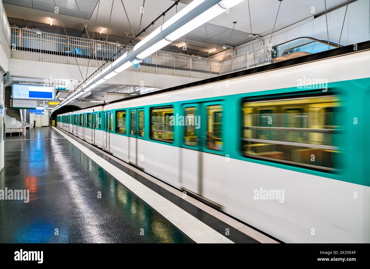 Treno alla stazione della metropolitana Aime Cesaire a Parigi, Francia Foto Stock