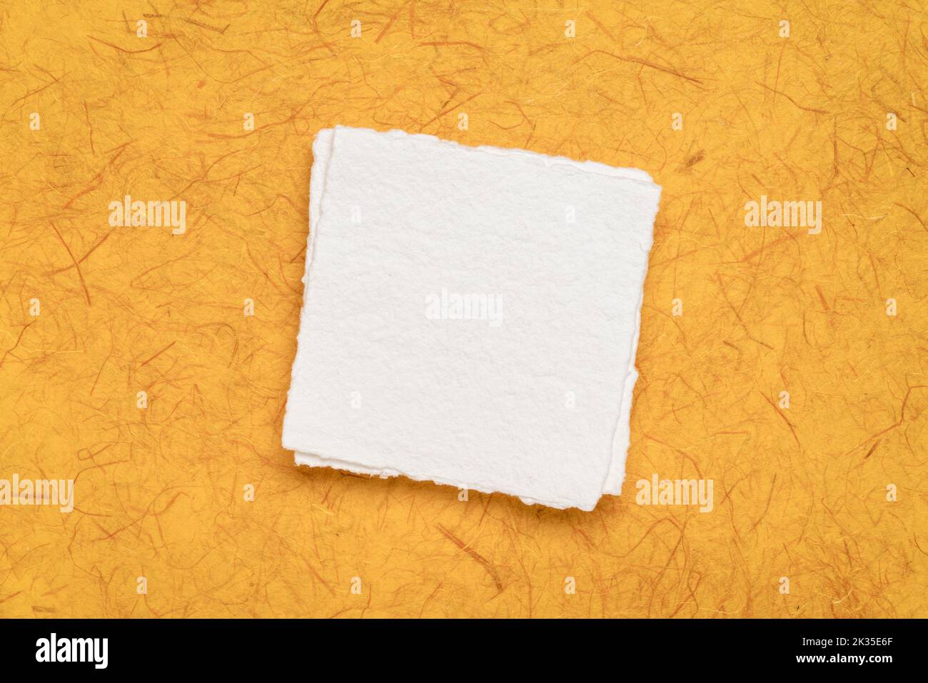 Piccolo foglio quadrato di carta bianca Khadi contro carta di gelso Foto Stock