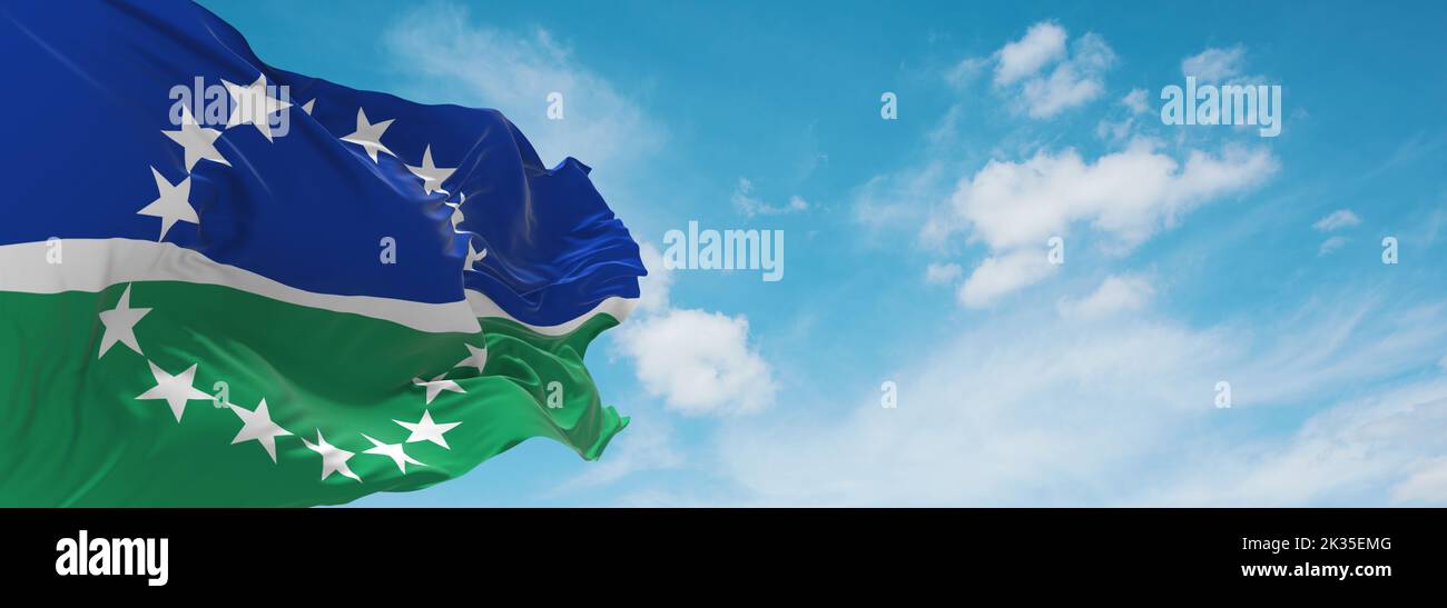 Bandiera ufficiale di Hampton Roads, Virginia Stati Uniti d'America su sfondo cielo nuvoloso al tramonto, vista panoramica. Viaggi USA e concetto patriota. Foto Stock