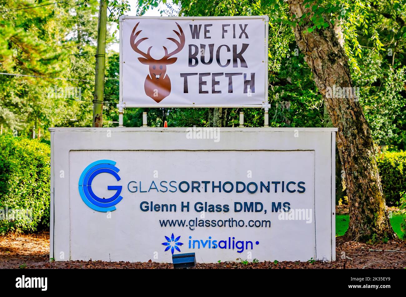 Un segno davanti al vetro Ortodonzia pubblicizza, “noi ripariamo i denti buck,” 4 settembre 2022, a Daphne, Alabama. I denti del buck sono un disallineamento dentale. Foto Stock