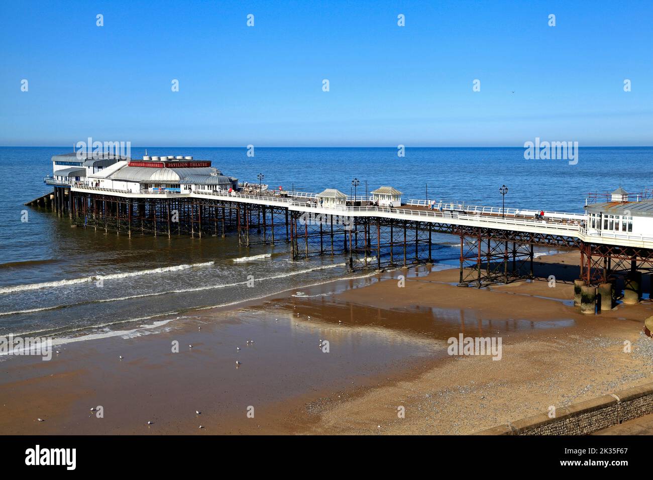 Cromer Pier and Beach, Mare del Nord, Norfolk, Inghilterra, Regno Unito Foto Stock