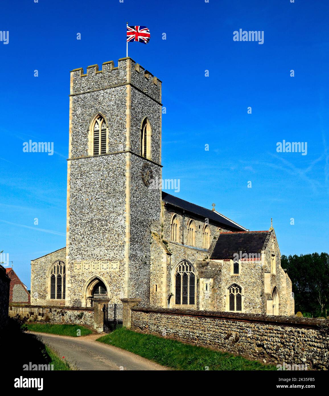 Chiesa medievale inglese, torre, medievale, Union Jack Flag, Wighton, Norfolk, Inghilterra, Regno Unito Foto Stock
