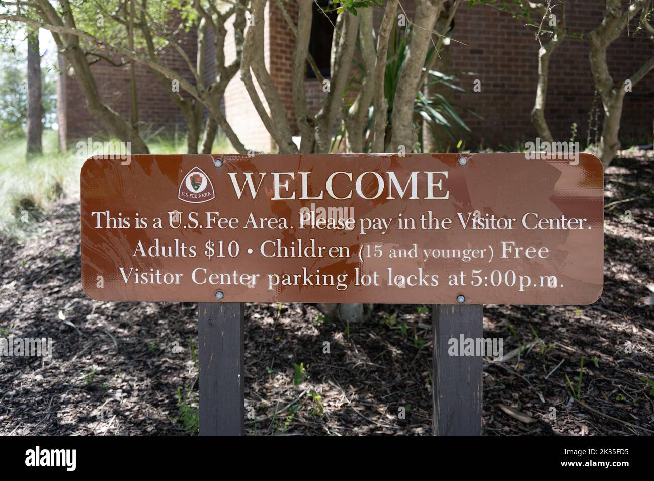 Un cartello US Fee Area del National Park Service per Fort Moultrie Foto Stock