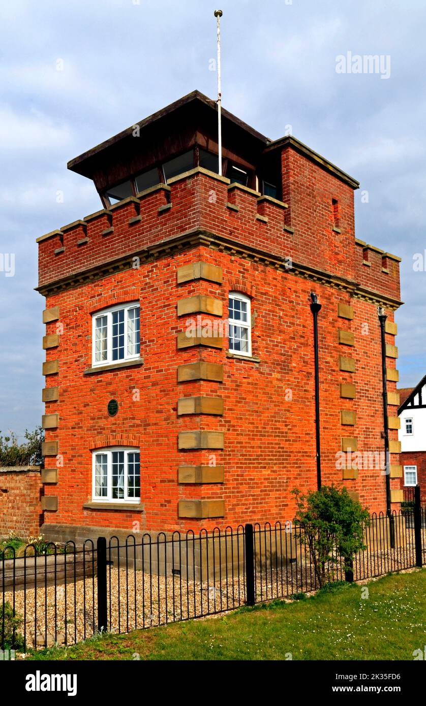 L'ex torre di osservazione della guardia costiera, e la stazione di ascolto in tempo di guerra Marconi, sulla scogliera costiera, Hunstanton Norfolk UK, Foto Stock
