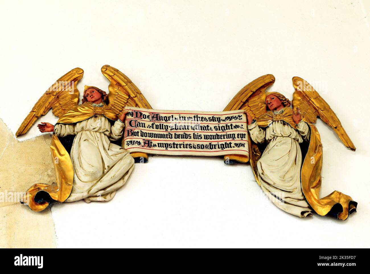 Angeli dorati, 'No angelo in cielo.....', Hillington chiesa, Norfolk, Inghilterra, Regno Unito Foto Stock