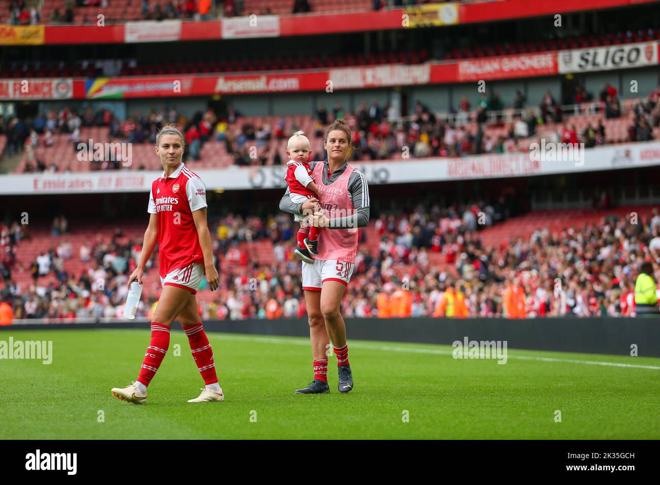 24th settembre 2022: Emirates Stadium, Londra, Inghilterra; Football femminile Super League, Arsenal contro Tottenham Hotspur; Jen Beattie dell'Arsenal ringraziando i tifosi dopo la partita. Foto Stock