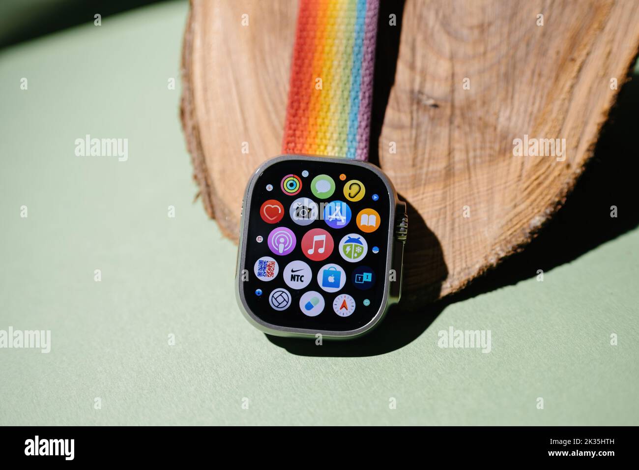 Londra, Regno Unito - 23 settembre 2022: Tutte le app schermata iniziale gay PRIDE loop sul nuovo titanio Apple Watch Ultra progettato per attività estreme come sport di resistenza, atleti d'élite, trailblazing, avventura Foto Stock