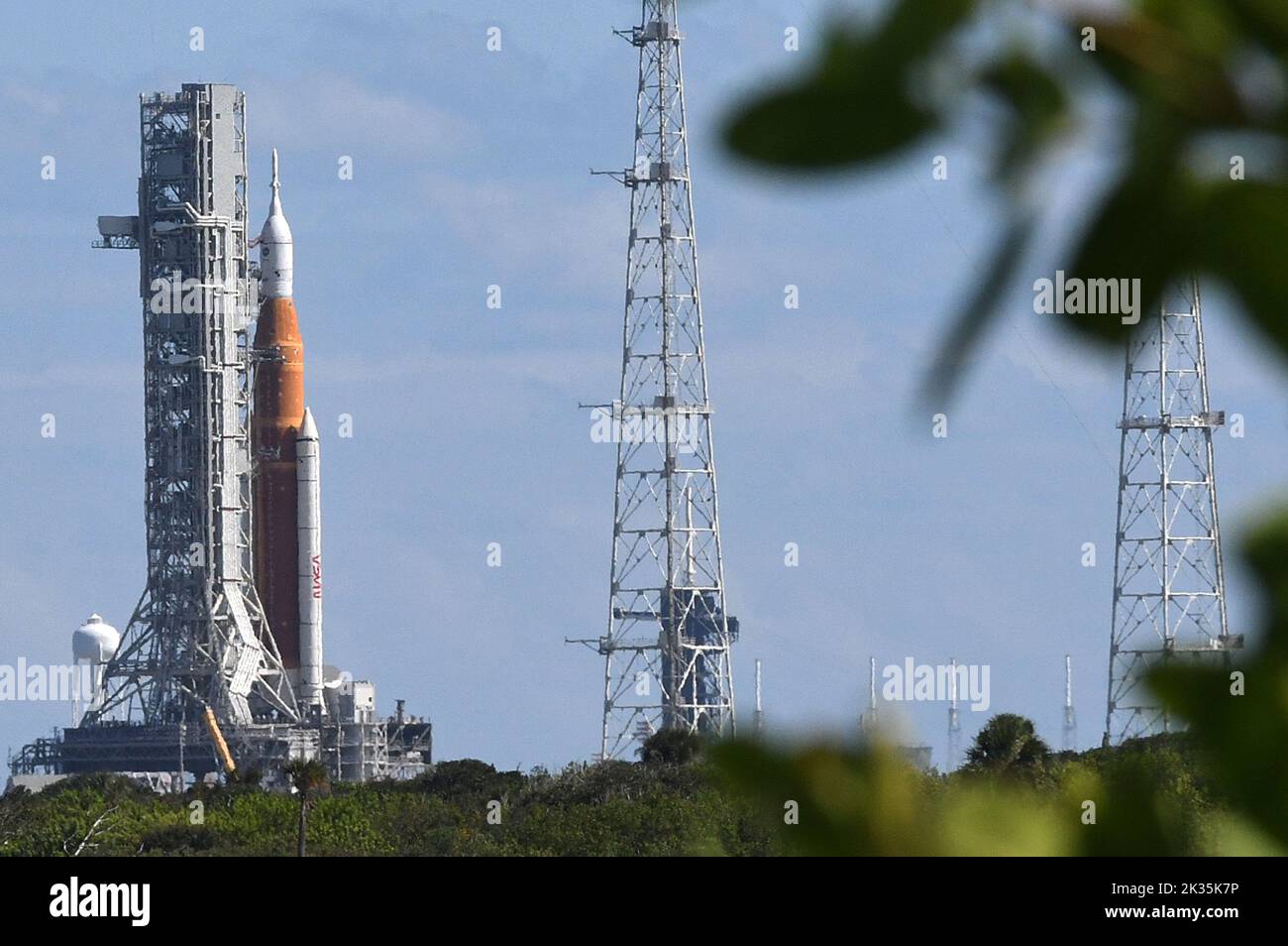 Cape Canaveral, Stati Uniti. 24th Set, 2022. Il razzo Artemis i della NASA si trova al piazzale di lancio 39B al Kennedy Space Center ore dopo il lancio programmato del razzo il martedì è stato ritardato a causa della tempesta tropicale Ian, il 24 settembre 2022 a Cape Canaveral. Si prevede che Ian diventi un uragano di categoria 3 prima di fare approdo in Florida. (Foto di Paul Hennessy/SOPA Images/Sipa USA) Credit: Sipa USA/Alamy Live News Foto Stock