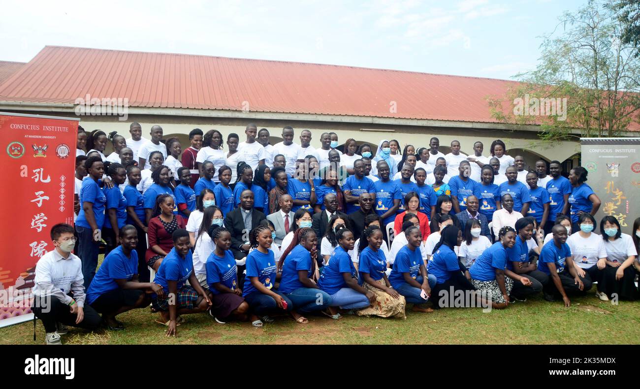 Wakiso, Uganda. 23rd Set, 2022. I partecipanti posano per le foto di gruppo durante un workshop di sviluppo delle capacità degli insegnanti di lingua cinese locali presso il Luyanzi Institute of Technology, distretto di Wakiso, Uganda, 23 settembre 2022. Un workshop di due giorni per lo sviluppo delle capacità degli insegnanti di lingua cinese locali è stato aperto venerdì presso la Confucio Classroom dell'Istituto di tecnologia Luyanzi nel distretto centrale ugandese di Wakiso. ANDARE CON 'Uganda per promuovere l'apprendimento della lingua cinese nella scuola secondaria superiore' Credit: Nicholas Kajoba/Xinhua/Alamy Live News Foto Stock