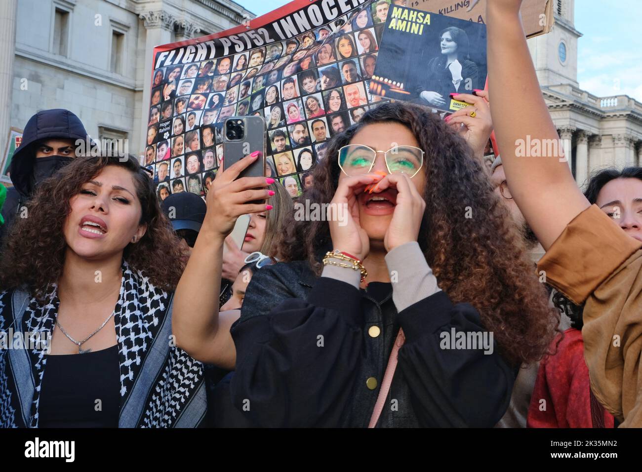 Londra, Regno Unito. 24th Settembre 2022. Migliaia di manifestanti a Trafalgar Square si sono espressi in solidarietà con Mahsa Amini, una donna di 22 anni detenuta per aver indossato un abbigliamento improprio, e sono morte in seguito al contatto con la polizia morale che ha scatenato proteste in Iran e in tutto il mondo. Credit: Undicesima ora di Fotografia/Alamy Live News Foto Stock