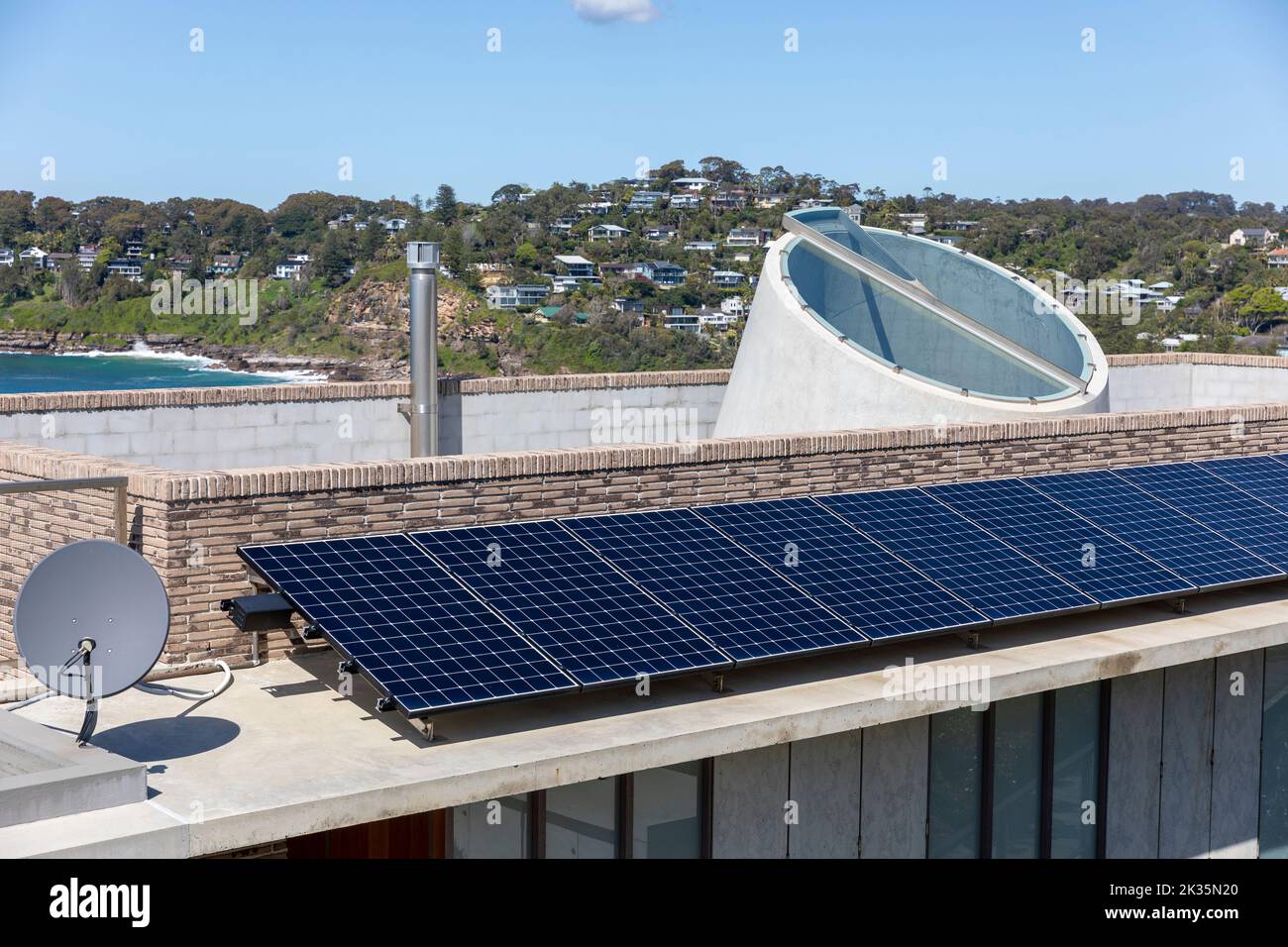 Pannelli solari PV montato su una lussuosa casa sulla spiaggia a Whale Beach sobborgo di Sydney, NSW, Australia Foto Stock