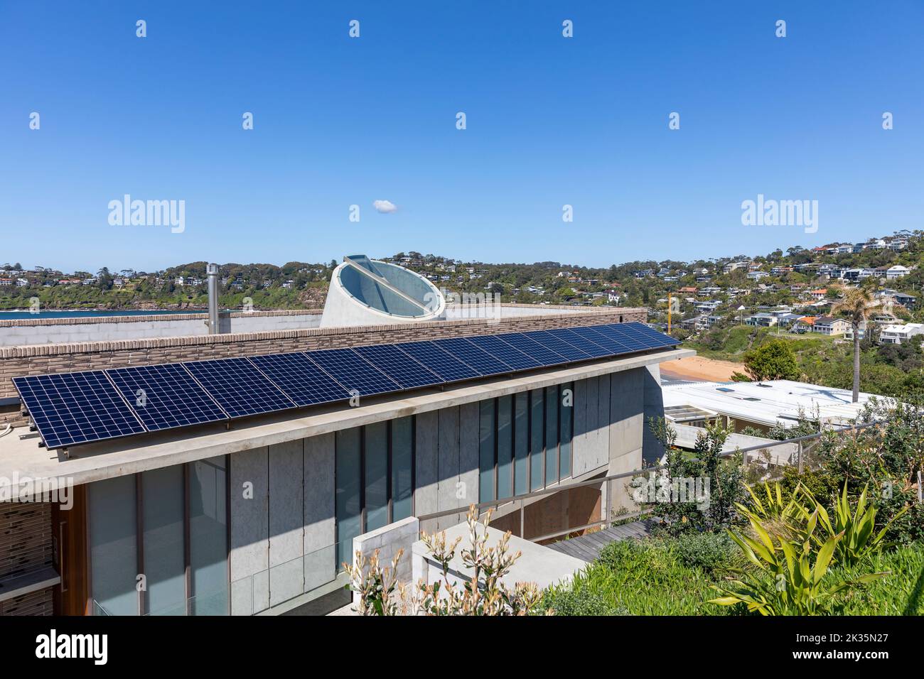 Pannelli solari PV montato su una lussuosa casa sulla spiaggia a Whale Beach sobborgo di Sydney, NSW, Australia Foto Stock