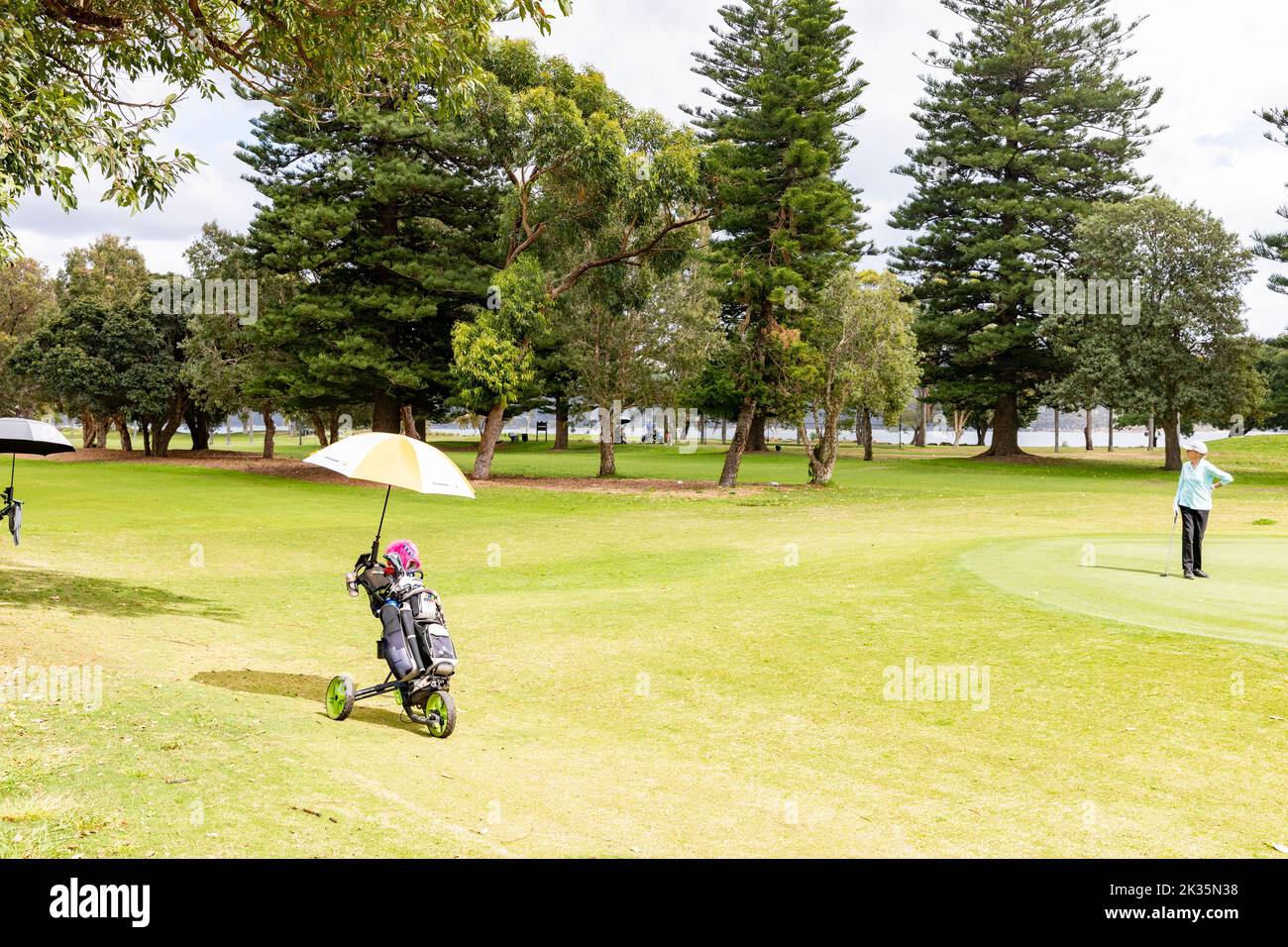 Lady gioca a golf sul campo da golf di Palm Beach a Sydney, NSW, Australia in un caldo giorno primaverile 2022 Foto Stock