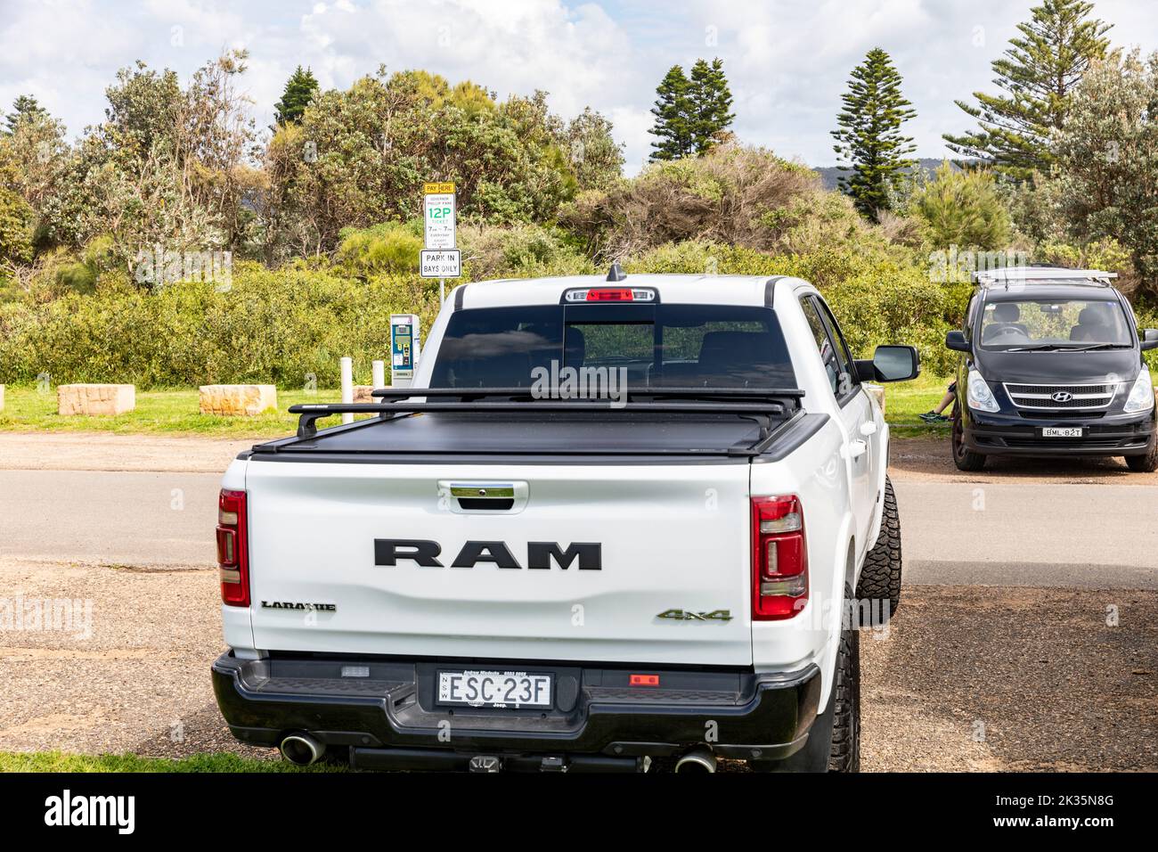 2022 bianco RAM Laramie camion auto parcheggiato a Palm Beach a Sydney, NSW, Australia Foto Stock