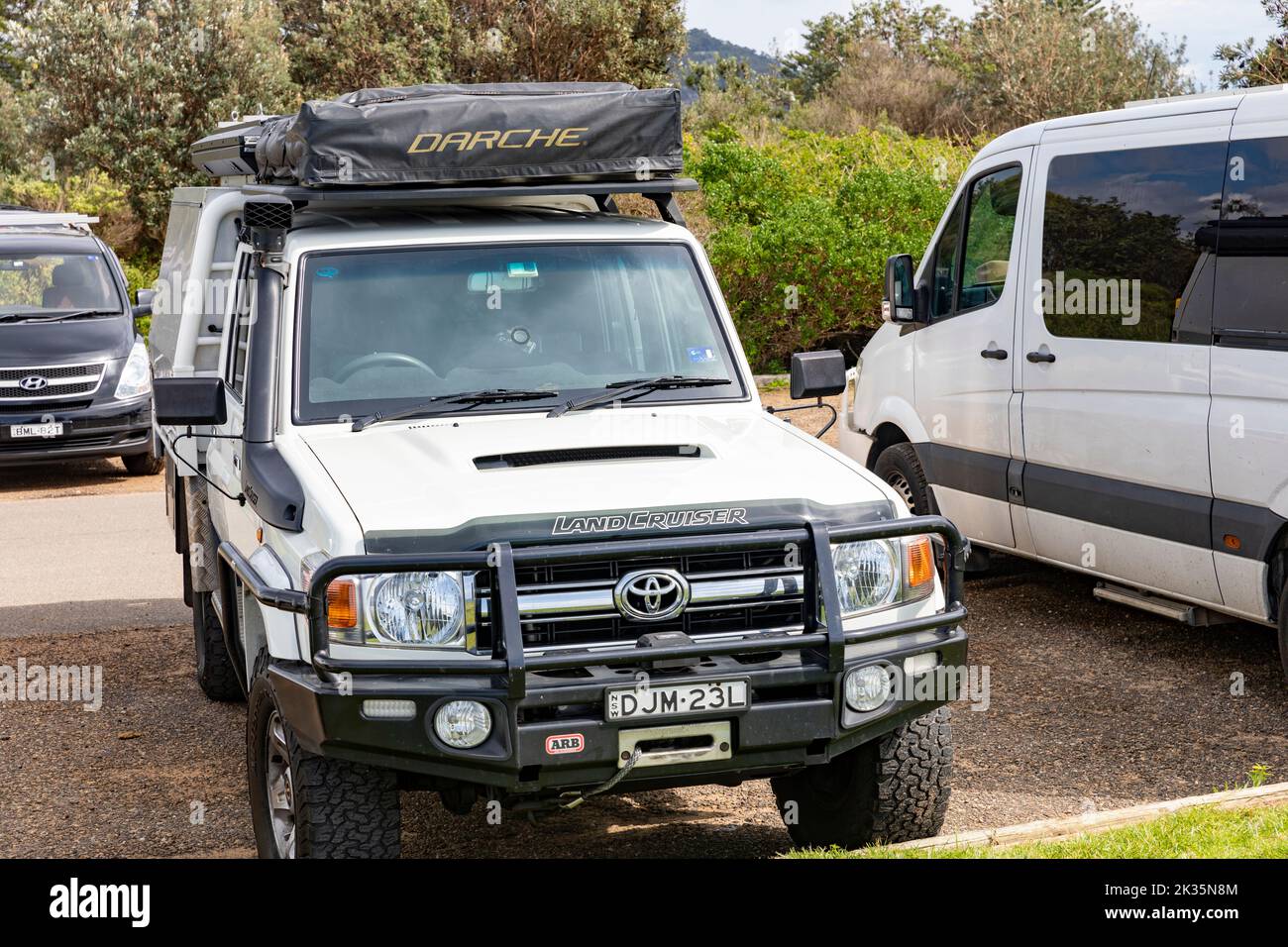 2016 bianco Toyota LandCruiser versione da tavolo con tettoia posteriore montata e tenda da tetto Darche, allestita per il overload touring, Australia Foto Stock