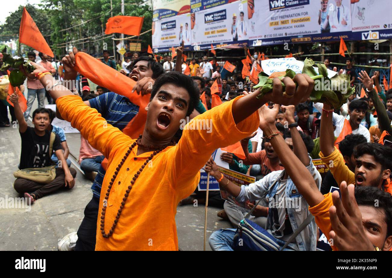 KOLKATA, Bengala Occidentale, India. 24th Set, 2022. L'organizzazione studentesca di destra di tutta l'India ABVP (Akhil Bharatiya Vidyarthi Parishad) ha chiesto un raduno dei diritti degli studenti a Kolkata con diverse richieste, tra cui la corruzione nel settore dell'istruzione del governo dello Stato, l'aumento della disoccupazione e l'attuazione della politica nazionale di istruzione (Credit Image: © Sayantan Chakraorty/Pacific Press via ZUMA Press Wire) Foto Stock