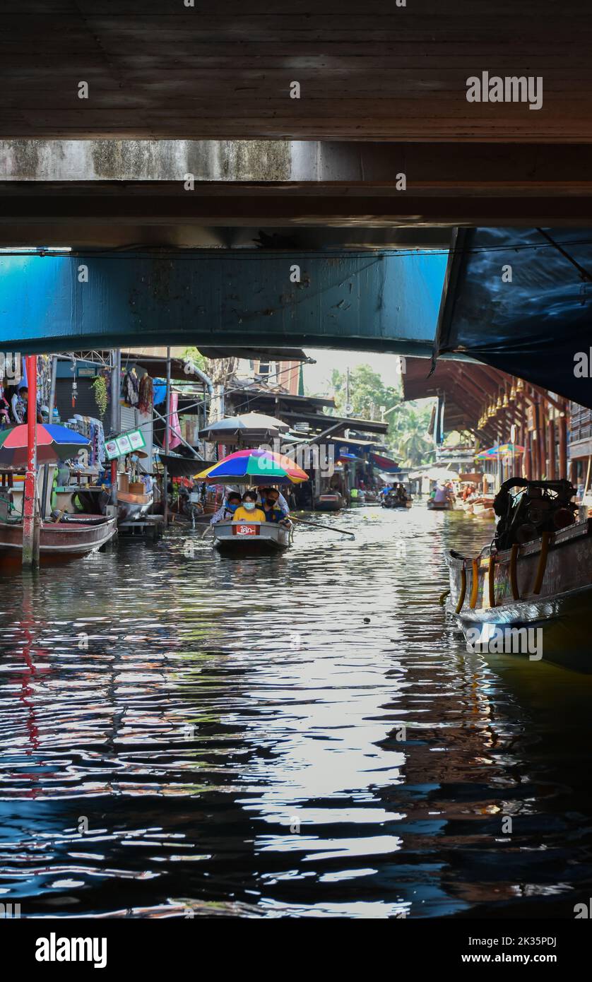Ratchaburi, Thailandia 10 aprile 2022 - Damnoen Saduak mercato galleggiante venditori in Thailandia che vendono frutta, verdura e prodotti dalla loro barca. Foto Stock