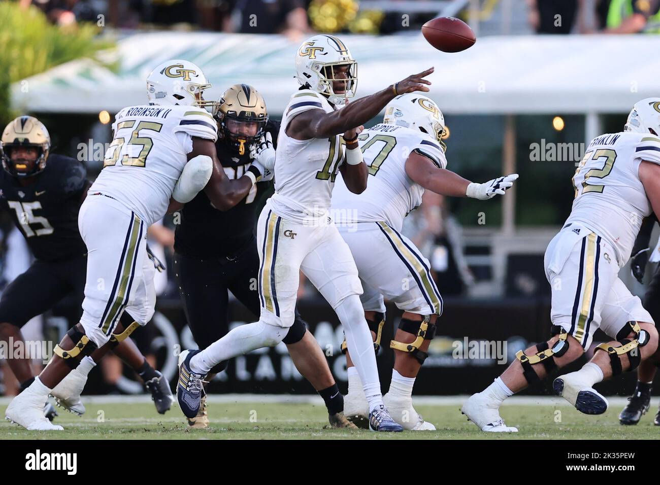 24 settembre 2022: Georgia Tech Yellow Jackets Quarterback JEFF SIMS (10) passa la palla durante la University of Central Florida Knights e la Georgia Tech Yellow Jackets NCAA partita di calcio al FBC Mortgage Stadium di Orlando, Florida, il 24 settembre 2022. (Credit Image: © Cory Knowlton/ZUMA Press Wire) Foto Stock