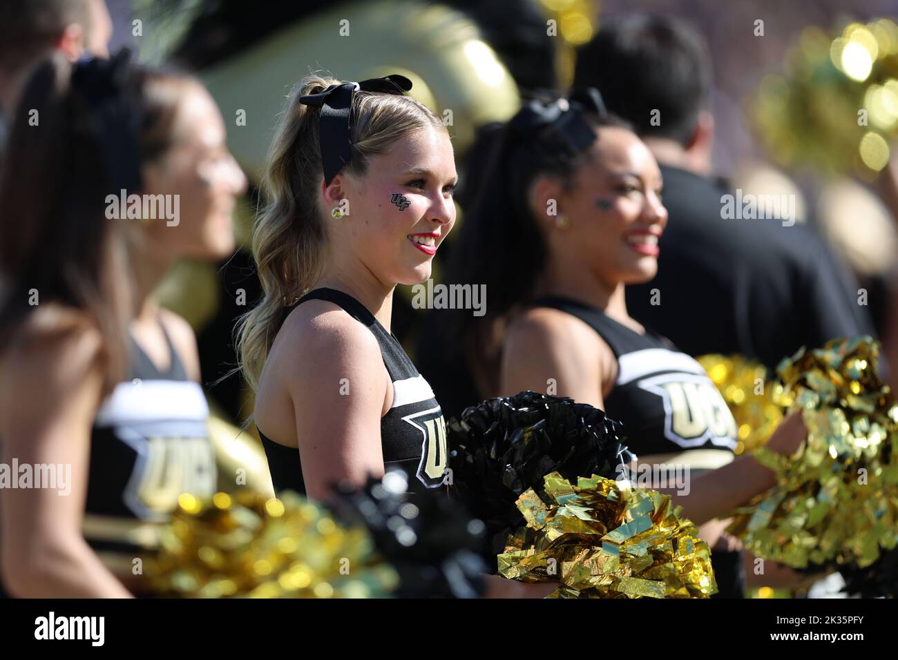 24 settembre 2022: I Cheerleaders dell'UCF si rallegrano durante la partita di football dei Cavalieri dell'Università della Florida Centrale e delle giacche gialle della Georgia Tech NCAA allo stadio di football FBC Mortgage di Orlando, Florida, il 24 settembre 2022. (Credit Image: © Cory Knowlton/ZUMA Press Wire) Foto Stock