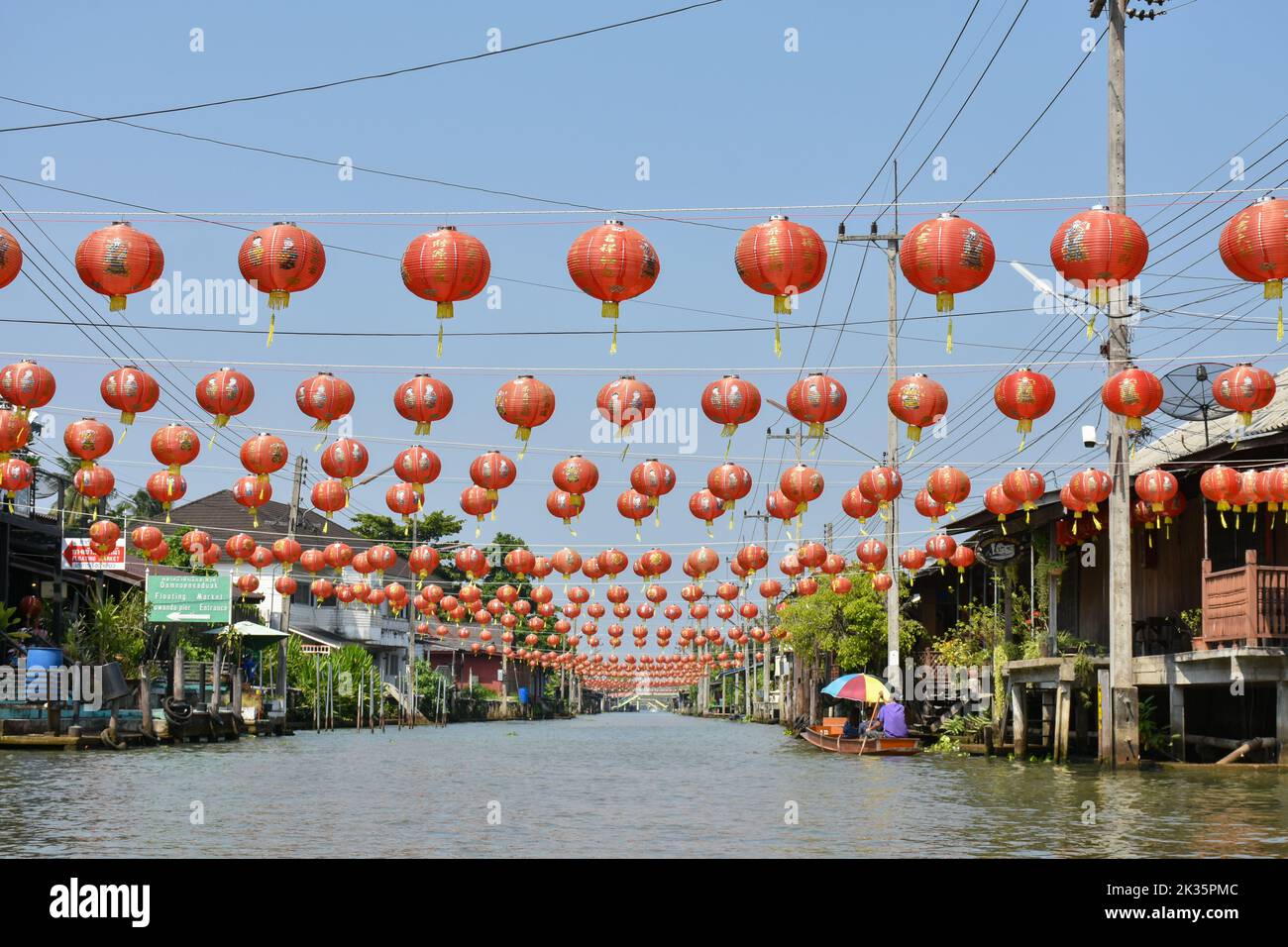 Songkhla , Thailandia 14 aprile 2022 - bella vegetazione tropicale con ruscello fluente e cieli blu con nuvole sparse. Foto Stock