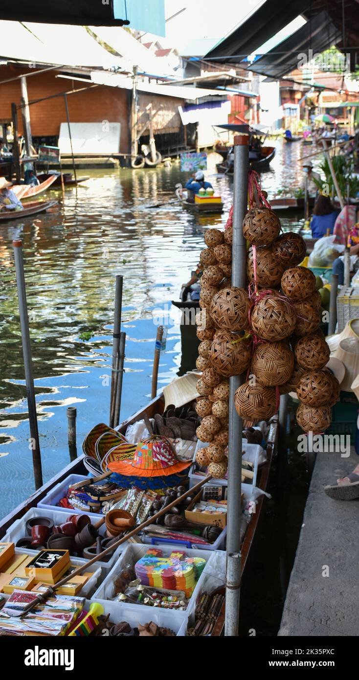 Ratchaburi, Thailandia 10 aprile 2022 - Damnoen Saduak mercato galleggiante venditori in Thailandia che vendono frutta, verdura e prodotti dalla loro barca. Foto Stock