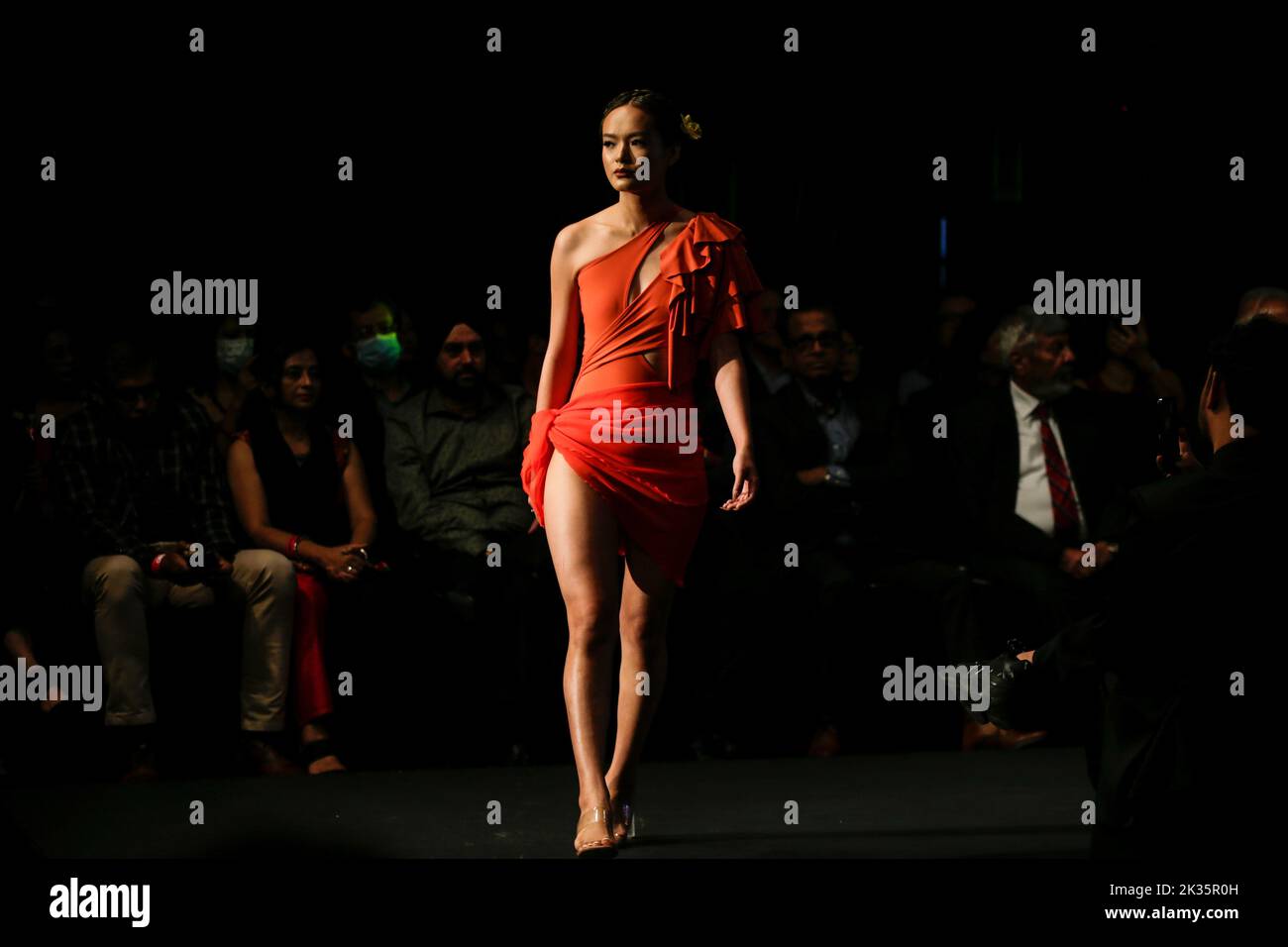 Kathmandu, Nepal. 24th Set, 2022. Un modello cammina la pista indossando collezioni designer l'ultimo giorno della TGIF Nepal Fashion Week a Hyatt Regency a Kathmandu. Credit: SOPA Images Limited/Alamy Live News Foto Stock