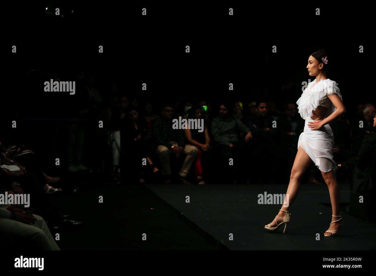 Kathmandu, Nepal. 24th Set, 2022. Un modello cammina la pista indossando collezioni designer l'ultimo giorno della TGIF Nepal Fashion Week a Hyatt Regency a Kathmandu. Credit: SOPA Images Limited/Alamy Live News Foto Stock