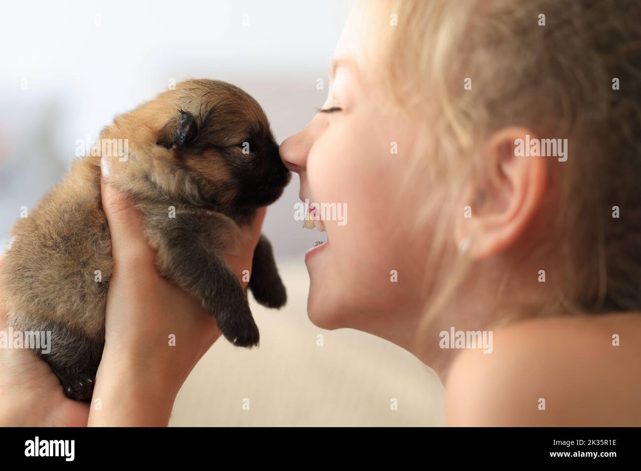 Ragazza piccola felice dà un cane di bacio Foto Stock