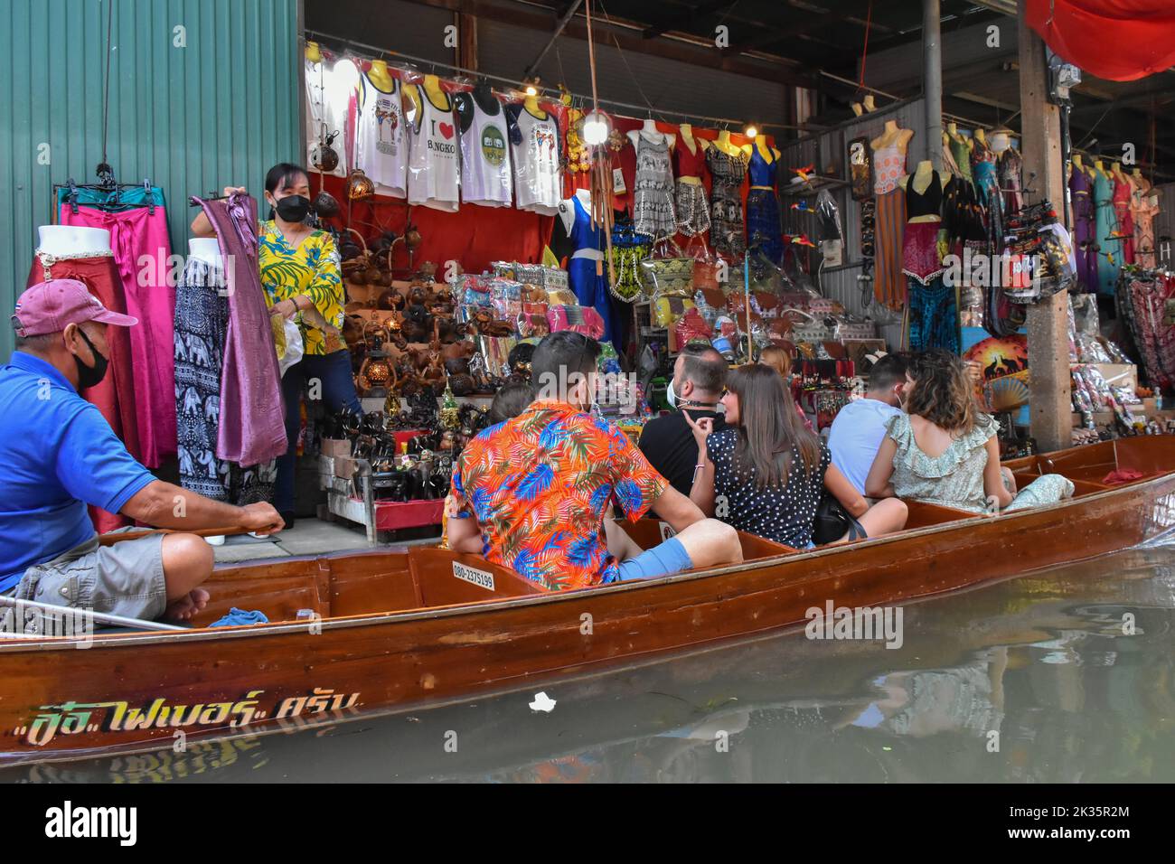 Ratchaburi, Thailandia 10 aprile 2022 - Damnoen Saduak mercato galleggiante venditori in Thailandia che vendono frutta, verdura e prodotti dalla loro barca. Foto Stock