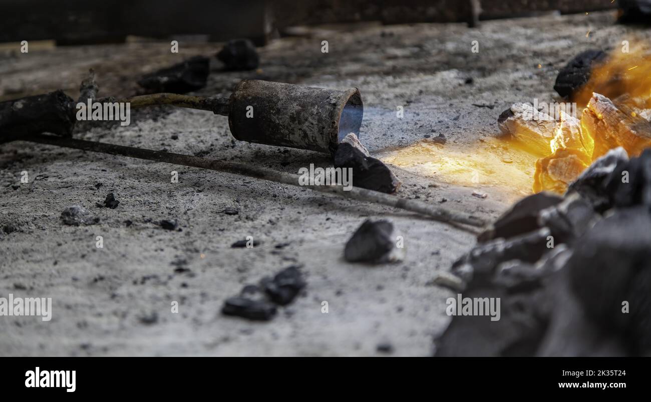 Particolare di bruciare carbone con una fiamma Foto Stock