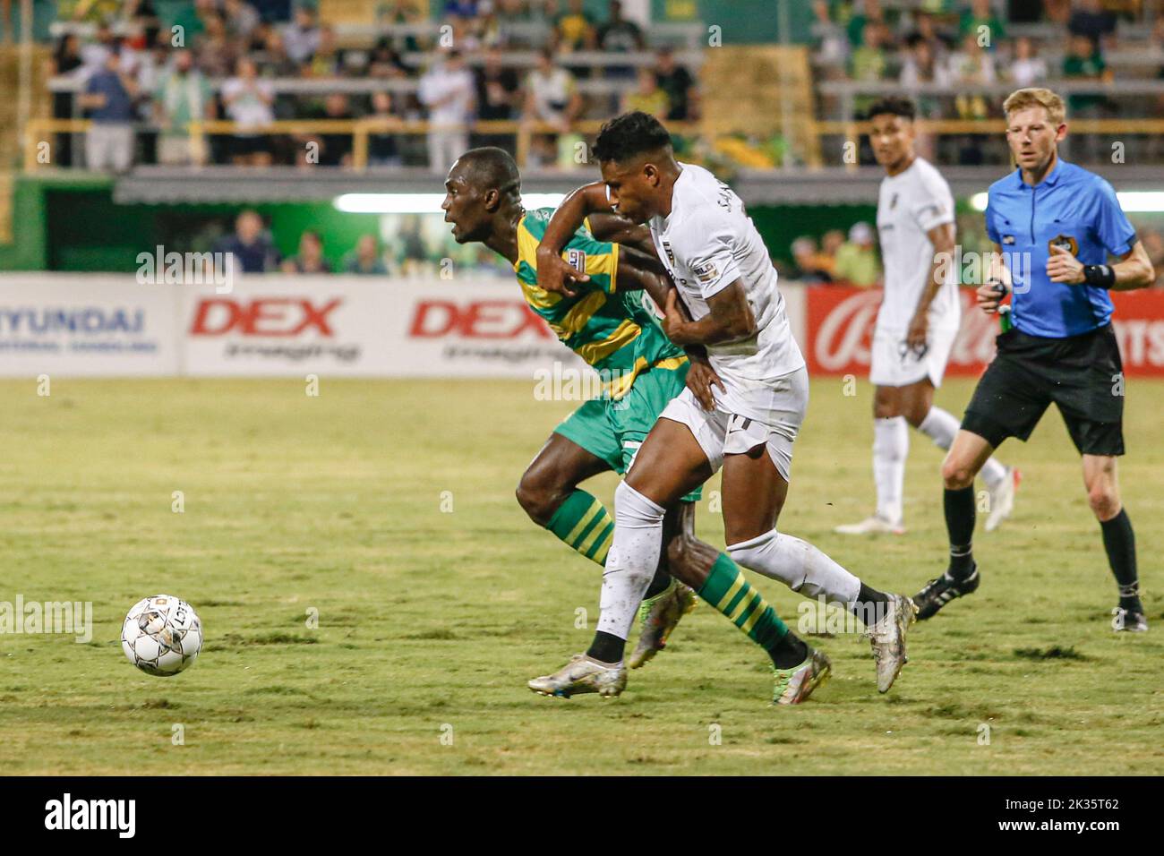 San Pietroburgo, FL: Il centrocampista di Tampa Bay Rowdies Yann Ekra (7) e il Briminham Legion FC avanti Marlon Santos (11) per la palla libera durante una USL Foto Stock