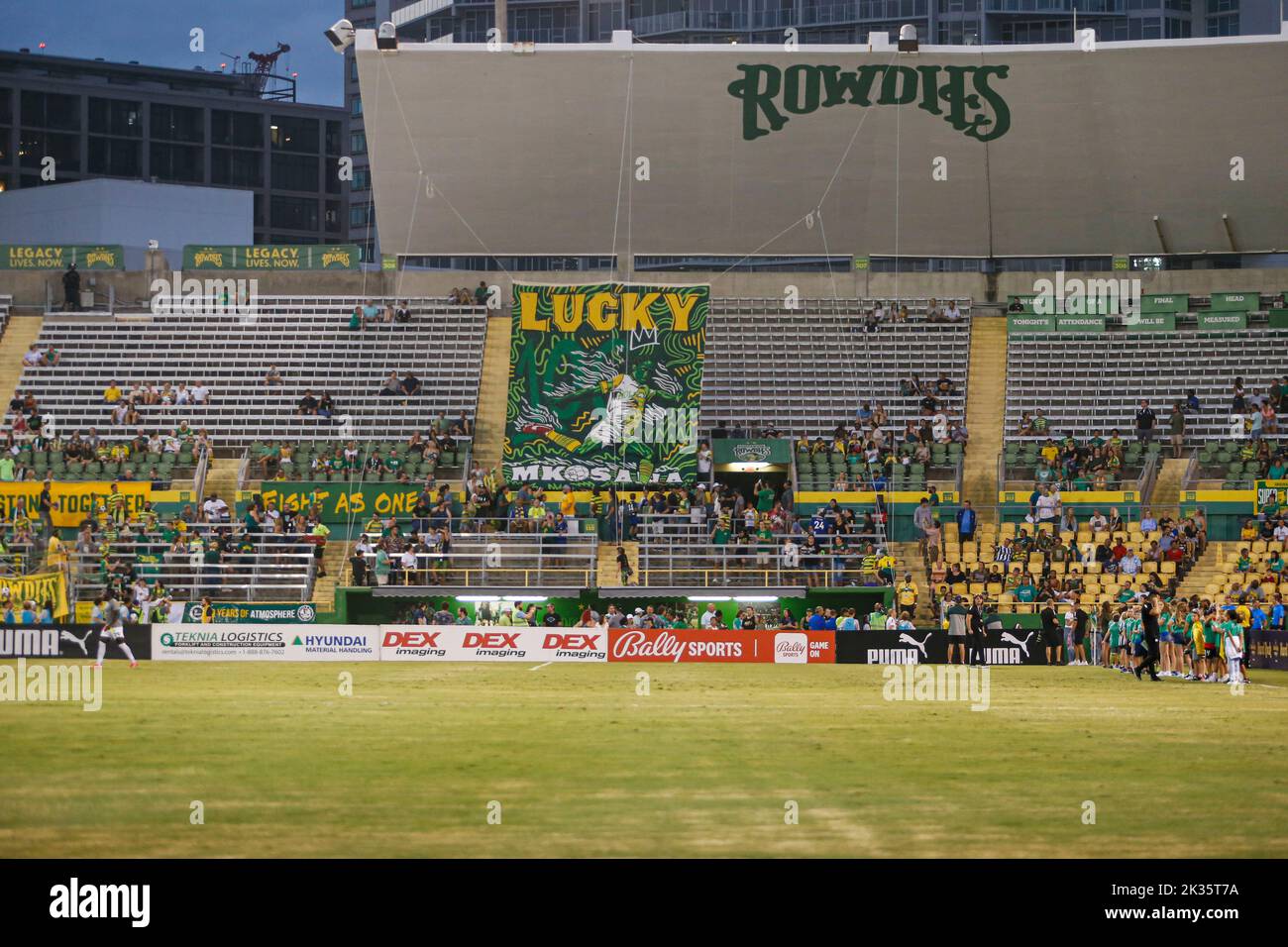 St. Petersburg, FL: Uno striscione per onorare la partita del 100 di Lucky Mkosana (77) con la squadra di Tampa Bay Rowdies è stato presentato oggi prima di una gara di calcio USL Foto Stock