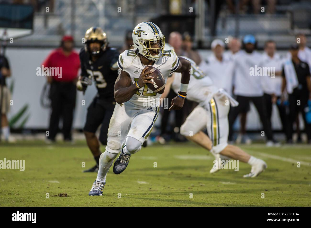 24 settembre 2022: Georgia Tech Yellow Jackets Quarterback Jeff Sims (10) si rimescola durante la partita di calcio NCAA tra Georgia Tech Yellow Jackets e l'Università dei Cavalieri della Florida Centrale al FBC Mortgage Stadium Orlando, Florida. Jonathan Huff/CSM. Foto Stock