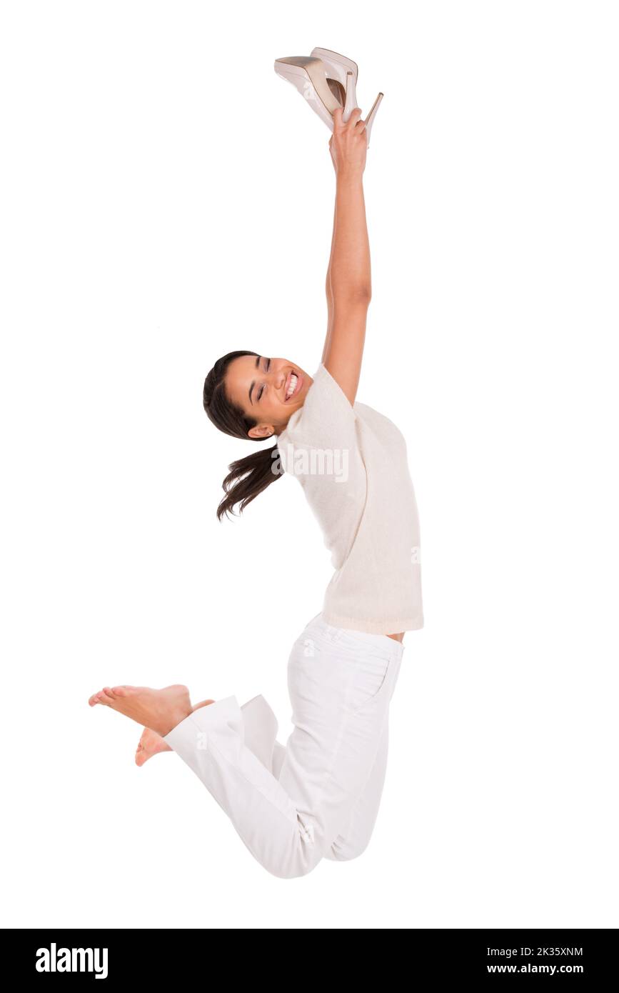 Ama i tacchi. Studio shot di una donna che tiene i tacchi alti e che salta in aria. Foto Stock