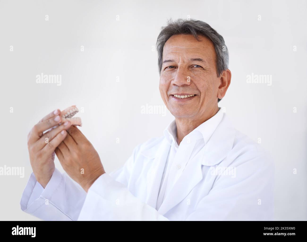 HES il miglior chirurgo in giro. Ritratto di un chirurgo dentale maschile maturo in piedi nel suo ufficio. Foto Stock