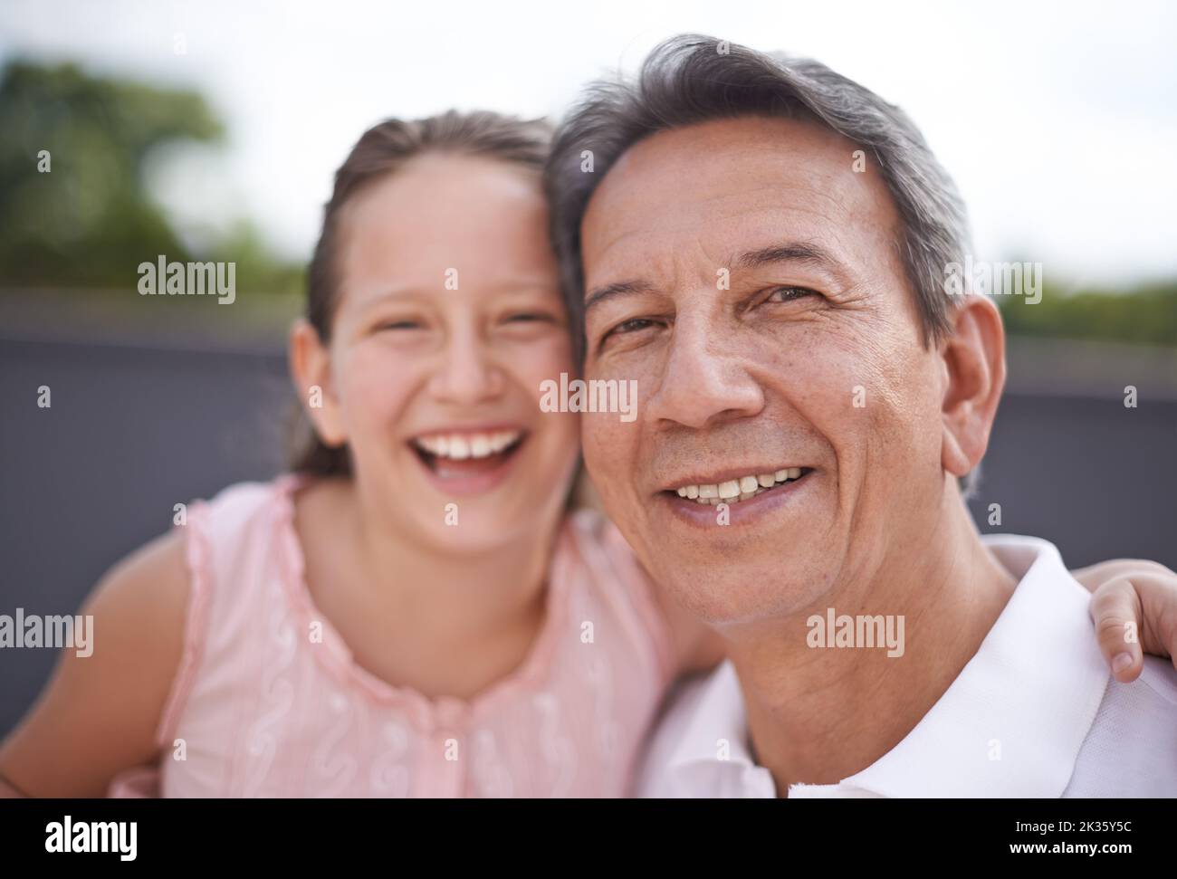 Granddad sa proprio come farla ridere. Una giovane ragazza e suo nonno trascorrono del tempo insieme. Foto Stock