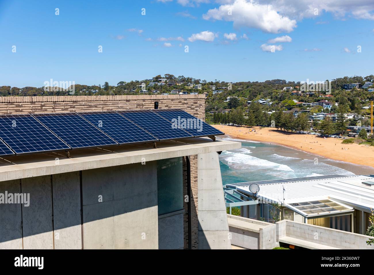 Pannelli solari PV montato su una lussuosa casa sulla spiaggia a Whale Beach sobborgo di Sydney, NSW, Australia, con vista sull'oceano e la spiaggia Foto Stock