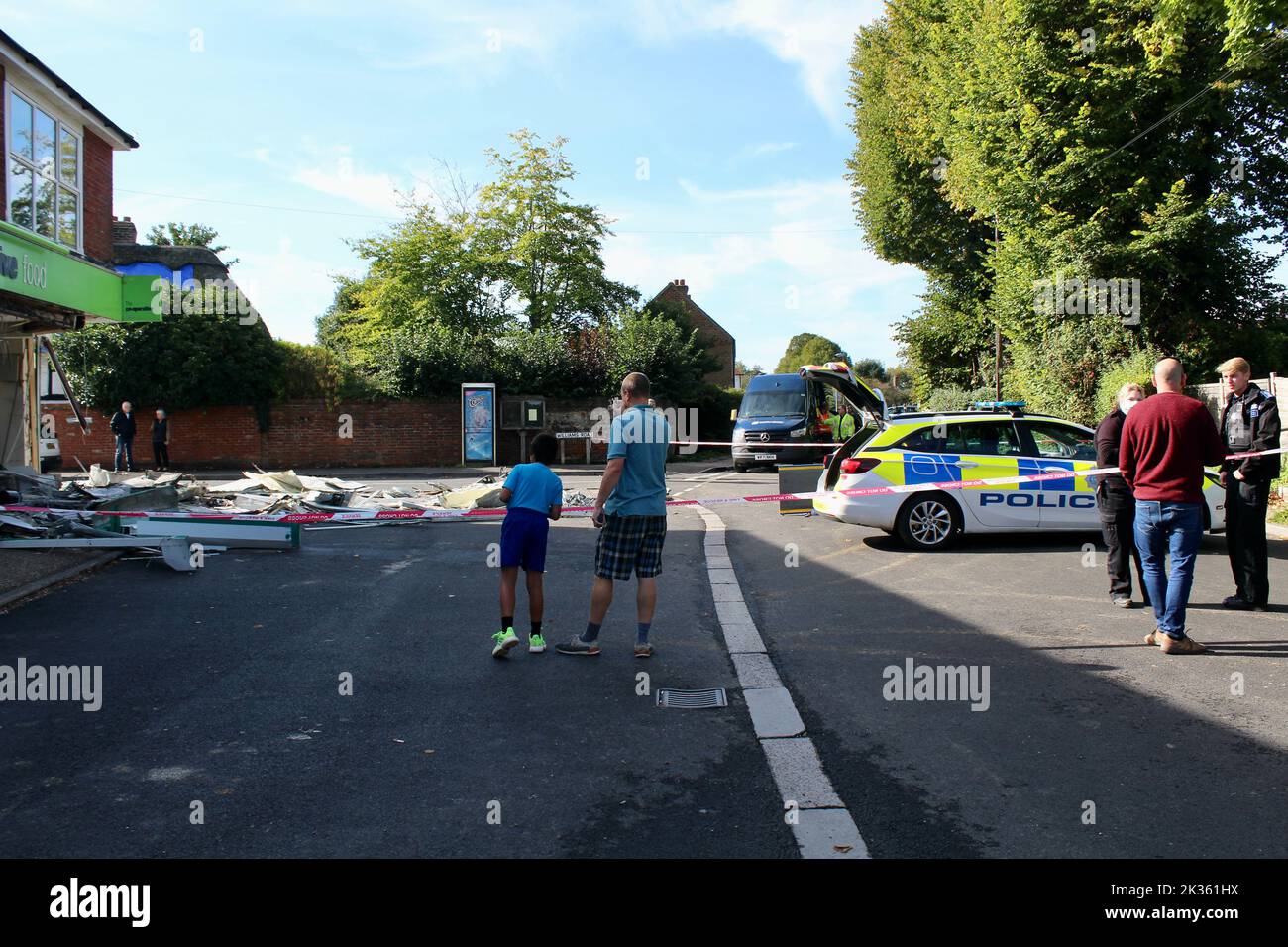 I vicini sono stati svegliati nelle prime ore di sabato 24th settembre 2002 nel villaggio di Bosham come la Co-op locale è stato razziato RAM e ATM rubato. Foto Stock