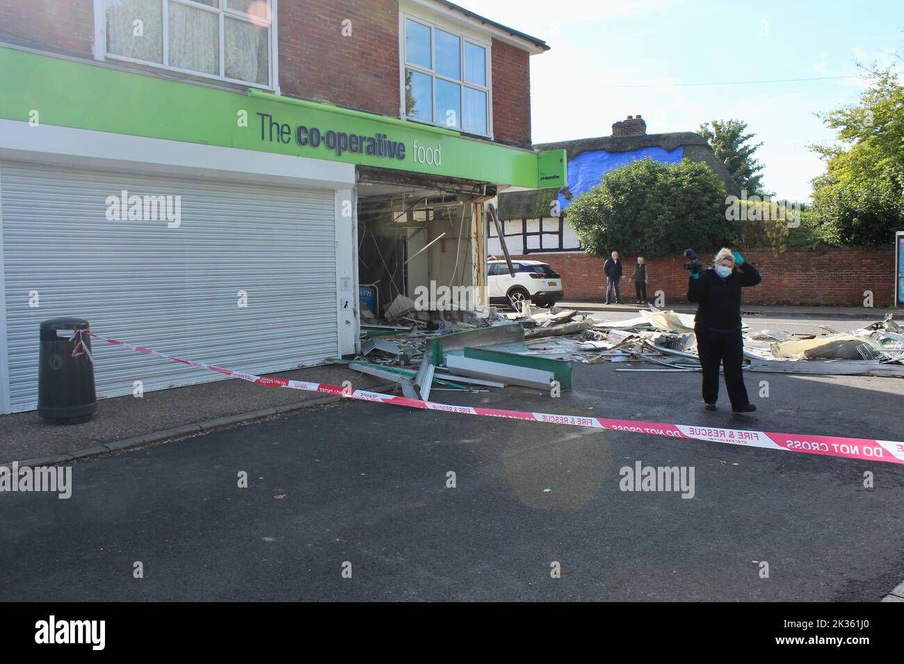 I vicini sono stati svegliati nelle prime ore di sabato 24th settembre 2002 nel villaggio di Bosham come la Co-op locale è stato razziato RAM e ATM rubato. Foto Stock