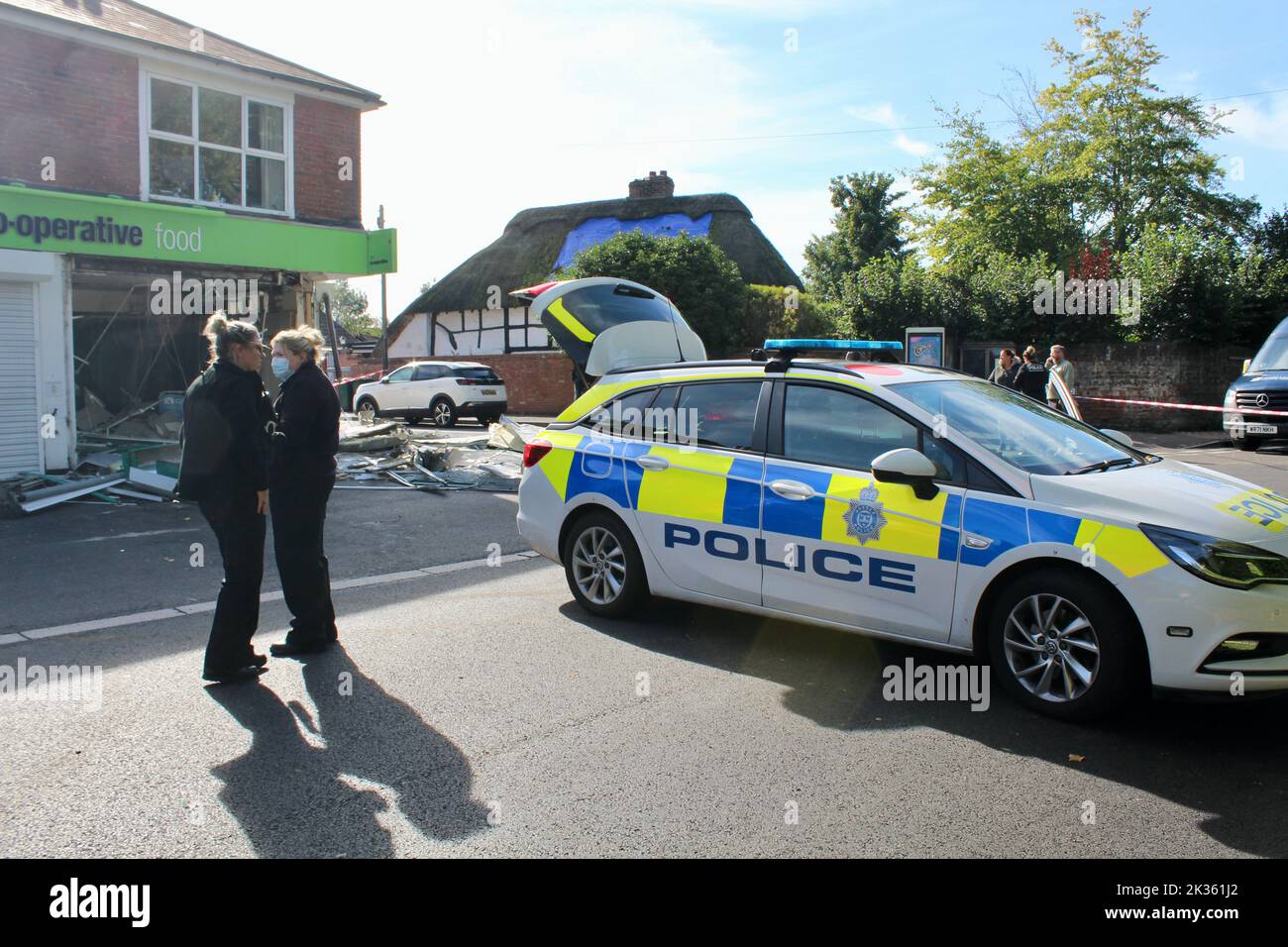 I vicini sono stati svegliati nelle prime ore di sabato 24th settembre 2002 nel villaggio di Bosham come la Co-op locale è stato razziato RAM e ATM rubato. Foto Stock